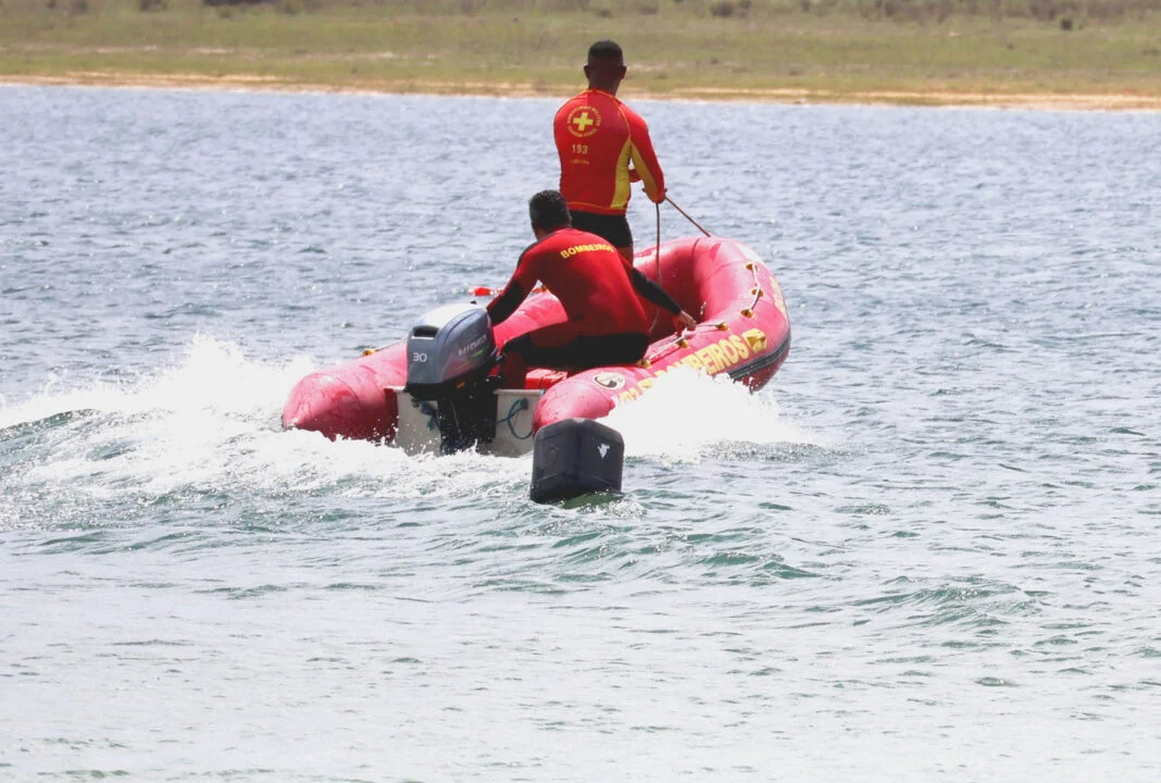 Lancha naufraga na praia de Genipabu e oito pessoas são resgatadas por pescadores