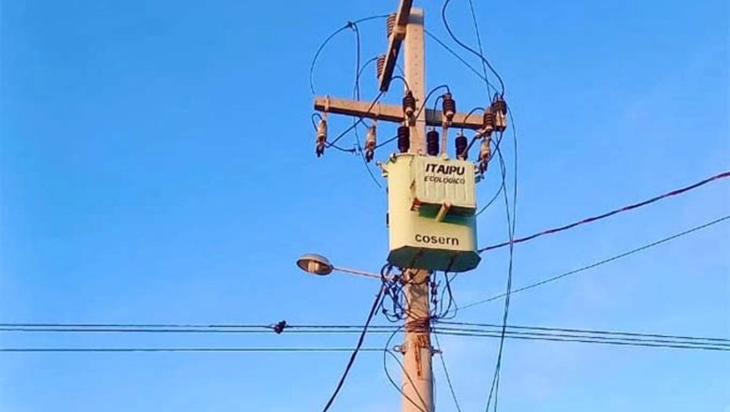 Mais de 18 toneladas de cabos de telecomunicações irregulares são retiradas dos postes em Natal