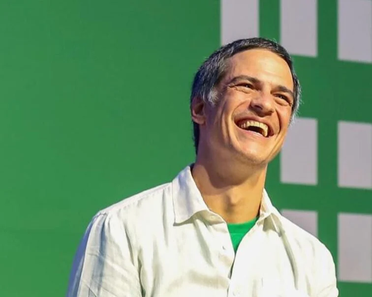 Mateus Solano se pronuncia após polêmica em peça e nega tapa em celular