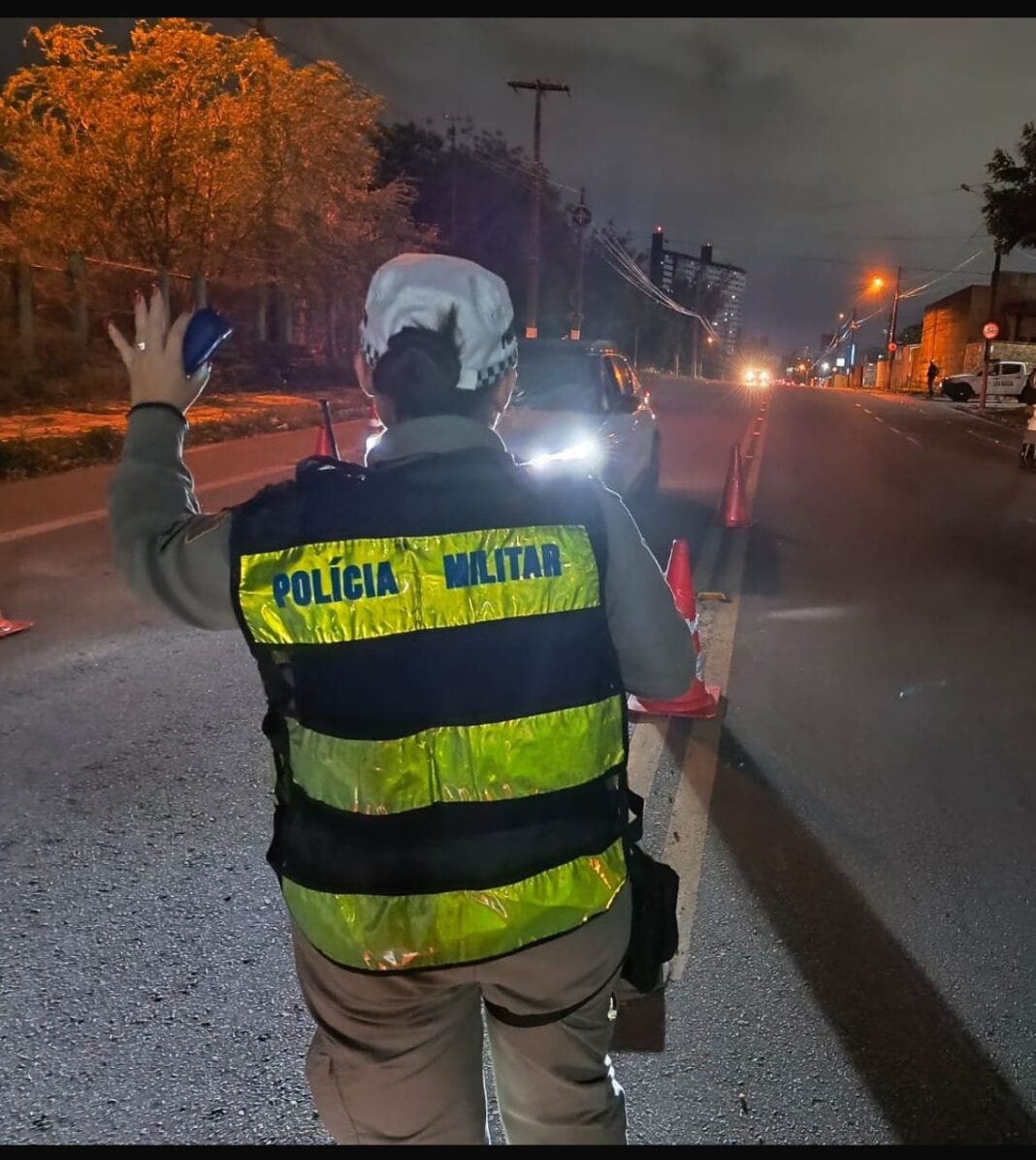 Menor de idade é flagrado dirigindo e mãe é presa durante blitz na Redinha