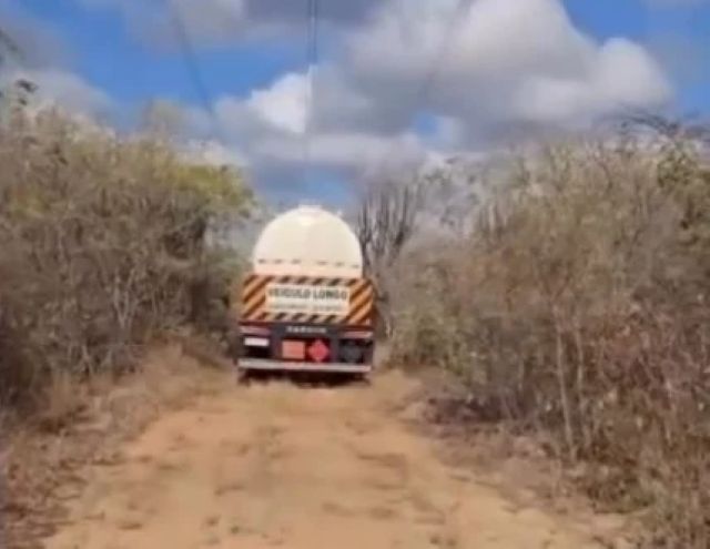 No momento, você está visualizando Motorista é Feito Refém e Tem Pneus da Carreta Roubados próximo a Fernando Pedroza/RN