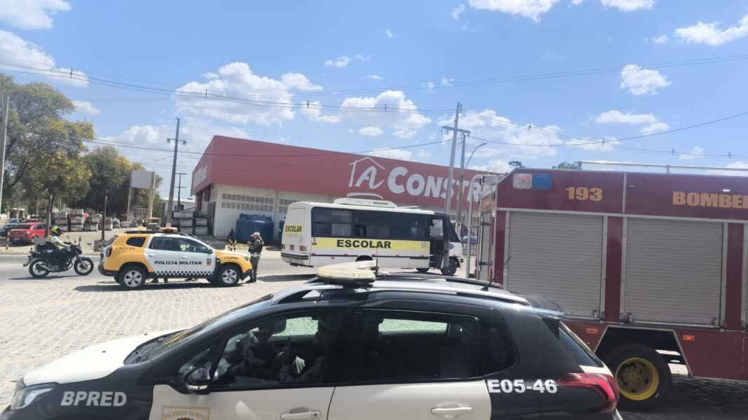 No momento, você está visualizando Ônibus escolar perde freio em Caicó e motorista evita tragédia ao jogar veículo no acostamento