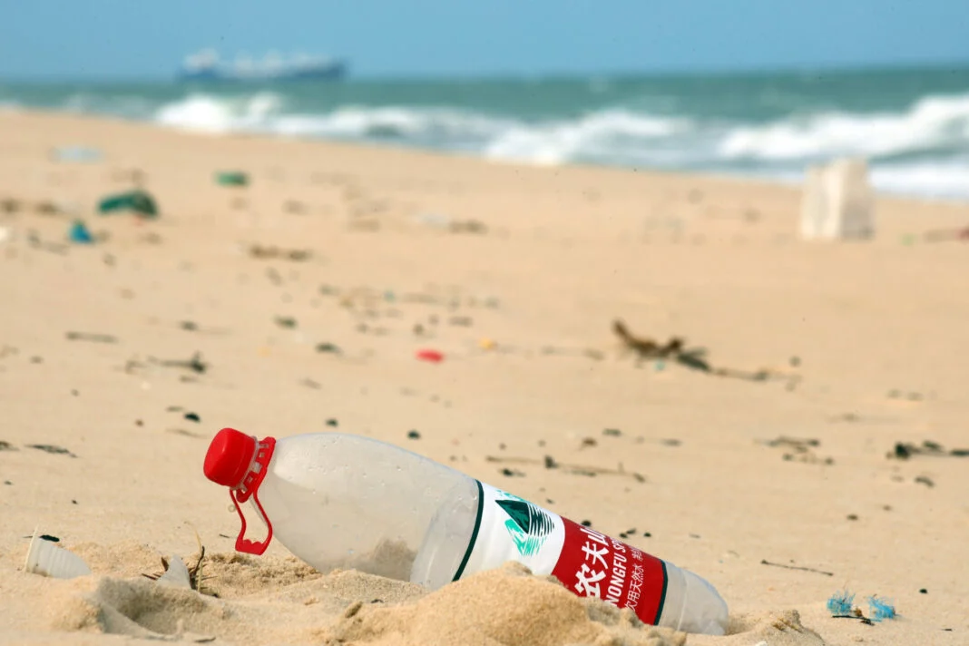 Semurb promove ação educativa contra descarte irregular de lixo em Ponta Negra