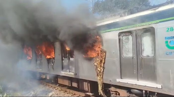 No momento, você está visualizando Trem que levava passageiros pega fogo no Metrô do Recife