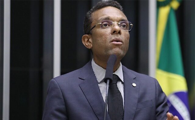 (VÍDEO) Deputado diz que filhos de membros da sua igreja foram mortos em megaoperação no Rio