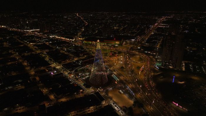 No momento, você está visualizando Árvore de Mirassol é oficialmente acesa, marcando o início da programação do Natal em Natal