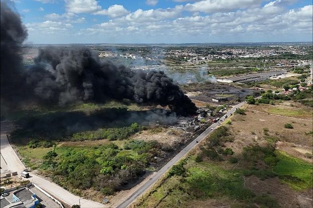 No momento, você está visualizando Corpo de Bombeiros é acionado para combater incêndio em galpão que armazenava pneus velhos na Grande Natal