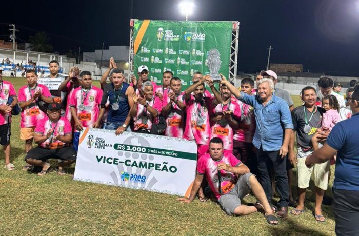 No momento, você está visualizando Ex-prefeito Ribamar Leite participa da entrega da premiação da Copa de Futebol que recebeu o seu nome