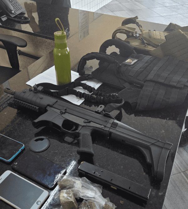 No momento, você está visualizando Polícia Militar apreende fuzil, coletes e drogas no Mãe Luíza em Natal durante operação “Mãe Luíza Segura”