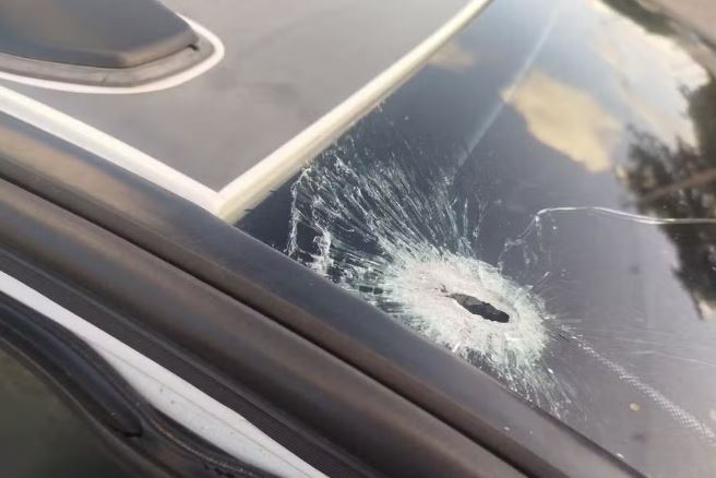 No momento, você está visualizando Noite de terror em Mãe Luiza: Viatura da PM é atingida durante tiroteio entre policiais e criminosos