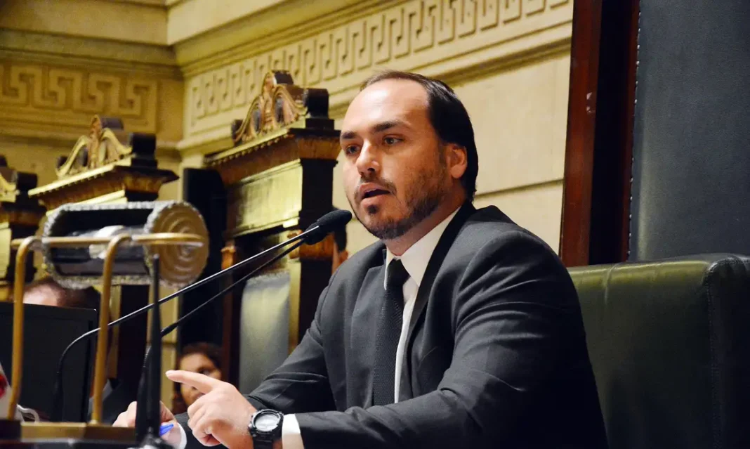 Carlos Bolsonaro anuncia renúncia ao cargo de vereador do Rio de Janeiro