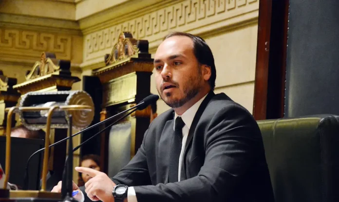 Carlos Bolsonaro anuncia renúncia ao cargo de vereador do Rio Carlos Bolsonaro anuncia renúncia ao cargo de vereador do Rio de Janeiro