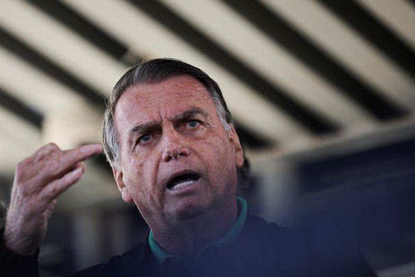 Justiça Federal suspende benefícios vitalícios de Jair Bolsonaro durante prisão