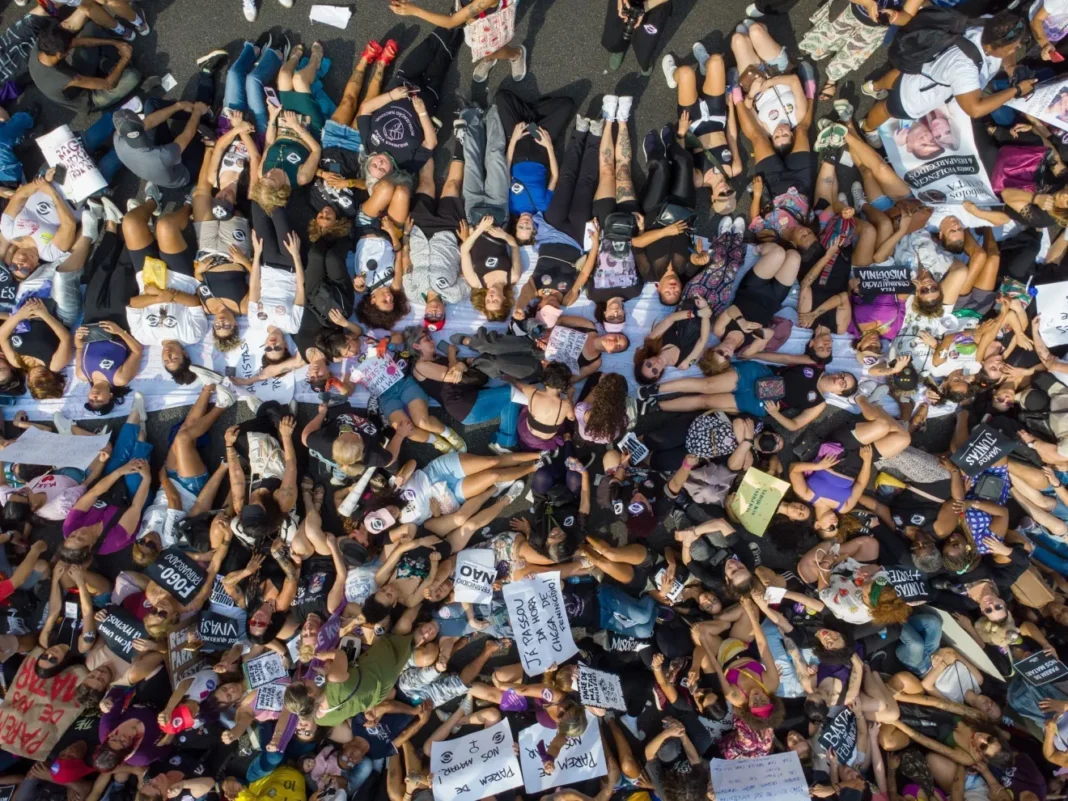 Manifestantes se reúnem na Avenida Paulista contra o feminicídio no Brasil