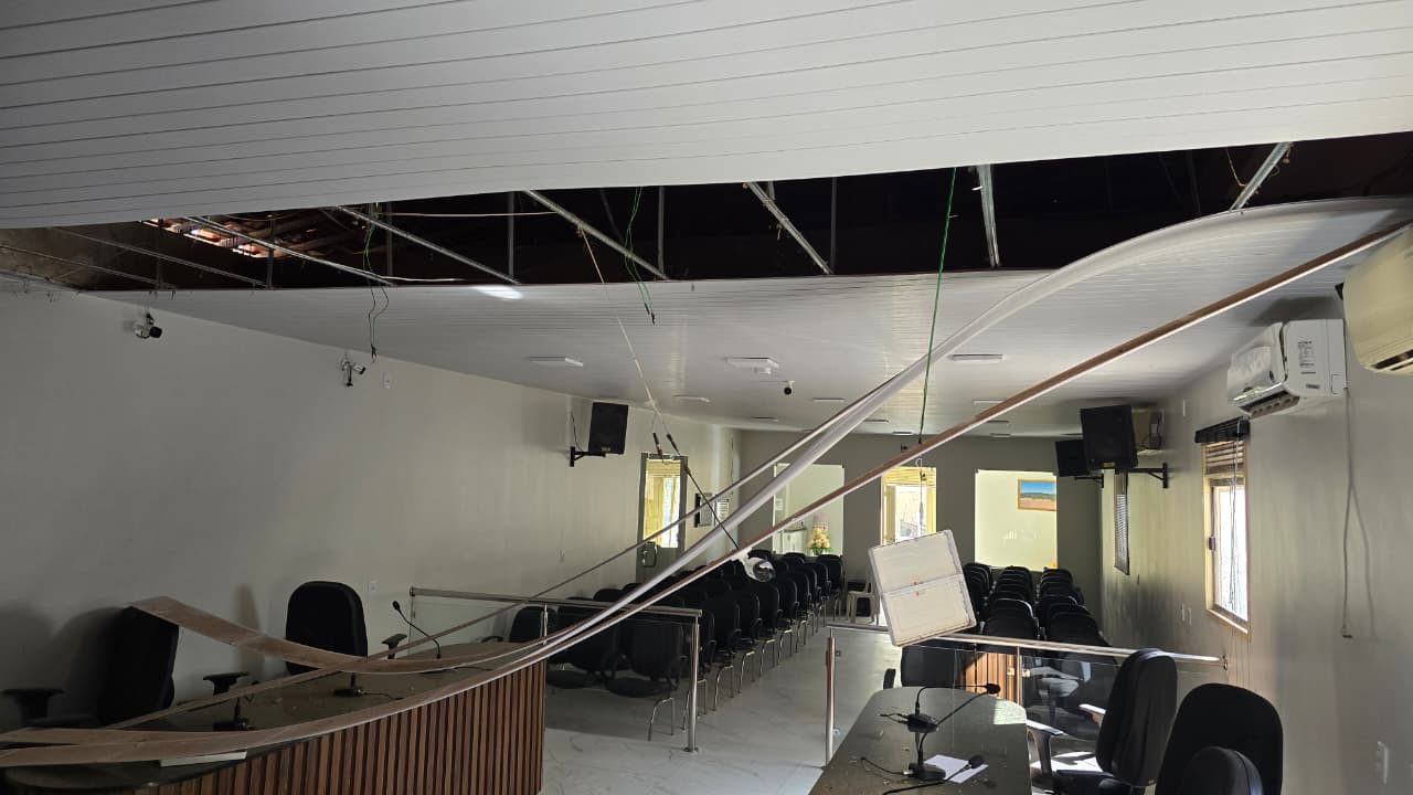 URGENTE: Forro do auditório da Câmara de Ouro Branco desaba