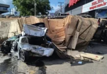 Caminhão desgovernado atinge oito veículos em avenida de SC Caminhão desgovernado atinge oito veículos em avenida de SC
