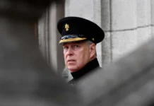 Ex-príncipe Andrew flagrado em novas imagens com mulher Ex-príncipe Andrew flagrado em novas imagens com mulher