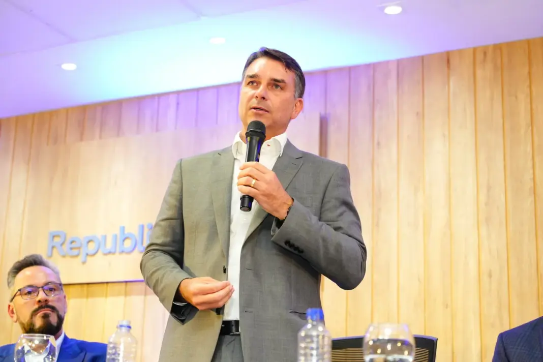 Flávio Bolsonaro é investigado no STF por suspeita de lavagem com advogado do caso INSS  