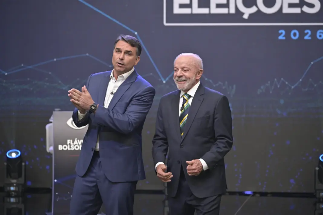 Flávio foge de perguntas sobre Vorcaro, patrimônio e pandemia em debate  
