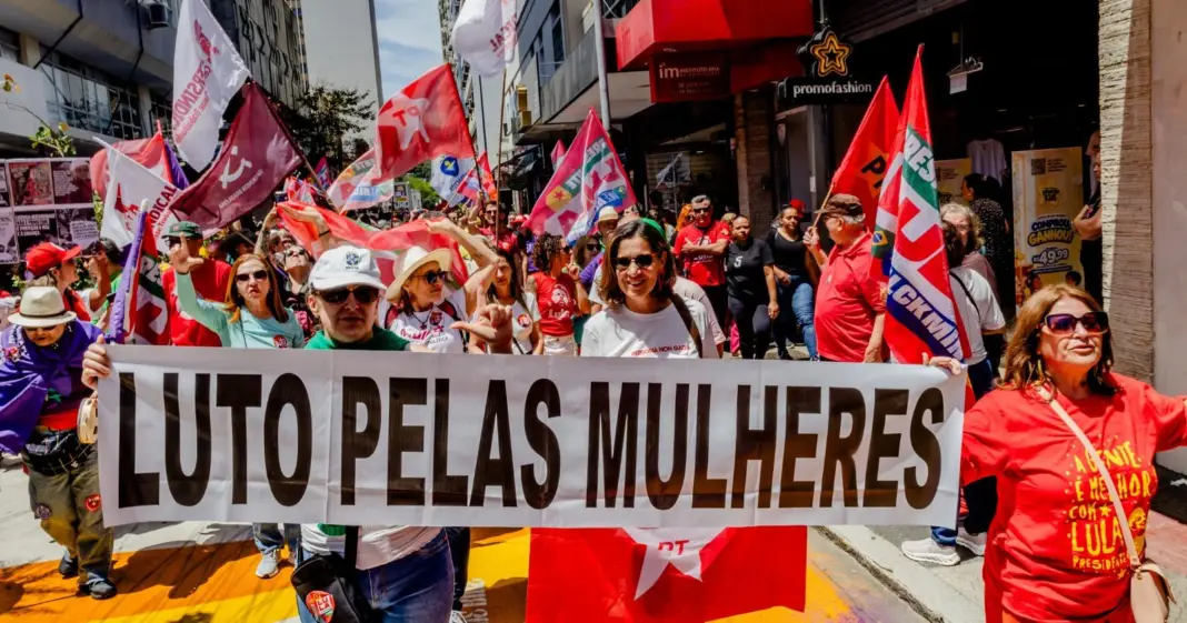 Mulheres marcham com Lula contra o bolsonarismo e a retirada de direitos  